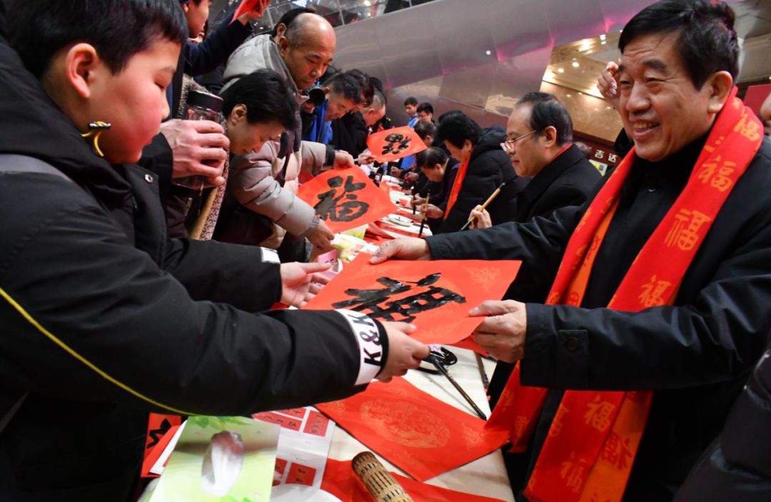 “送万福、进万家”书法公益活动走进北京站 “送万福、进万家”书法公益活动走进北京站