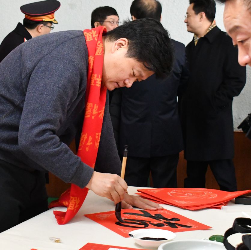 “送万福、进万家”书法公益活动走进北京站 “送万福、进万家”书法公益活动走进北京站