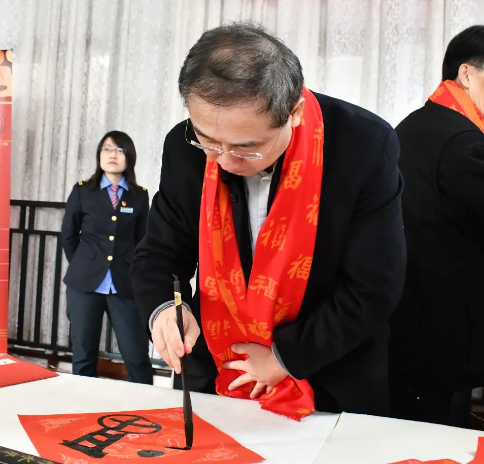 “送万福、进万家”书法公益活动走进北京站 “送万福、进万家”书法公益活动走进北京站