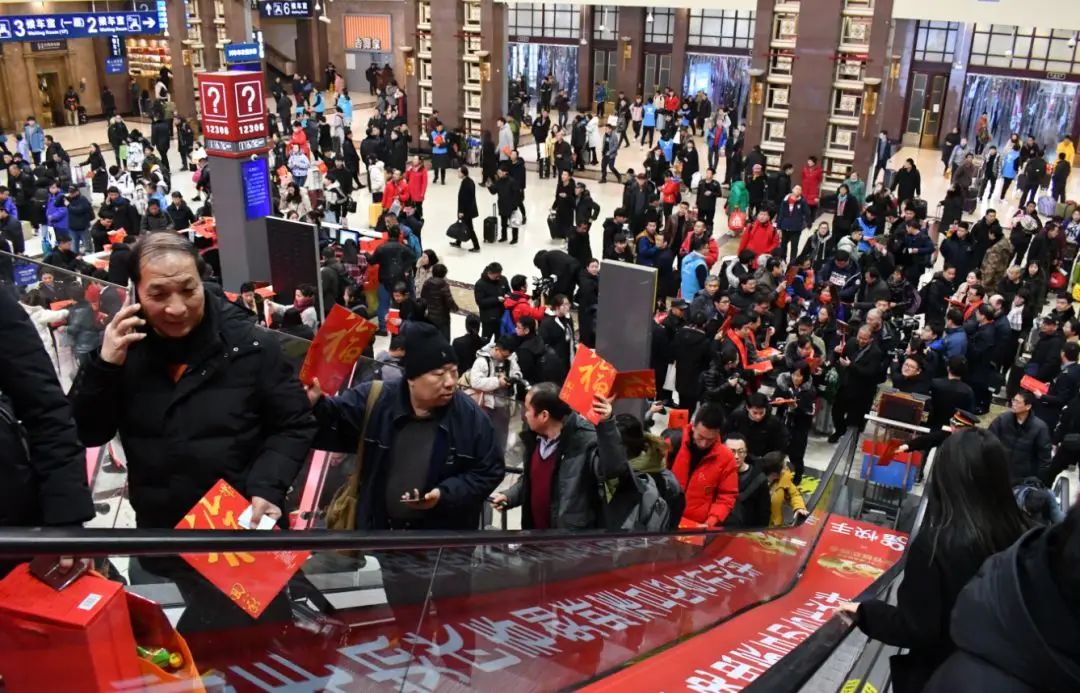 “送万福、进万家”书法公益活动走进北京站 “送万福、进万家”书法公益活动走进北京站