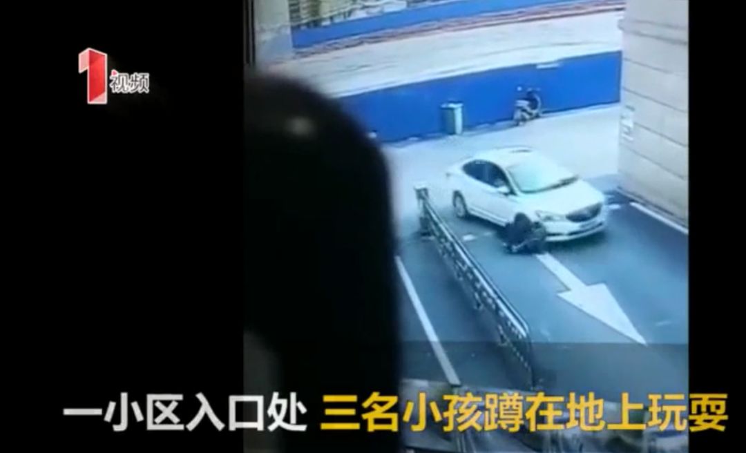 驚險！3名幼童路邊玩耍遭轎車碾壓 親子 第1張