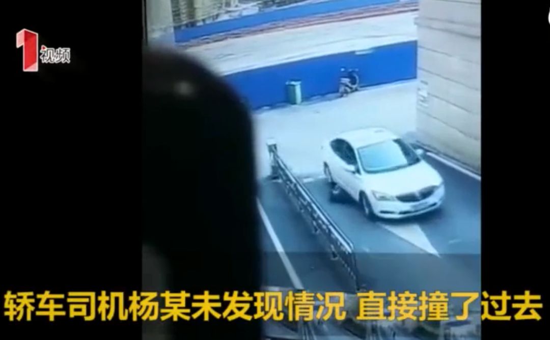 驚險！3名幼童路邊玩耍遭轎車碾壓 親子 第2張