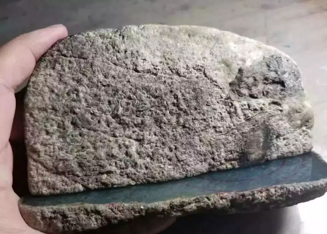 这翡翠原石也太耗烟了，愣是让大哥抽了一夜~