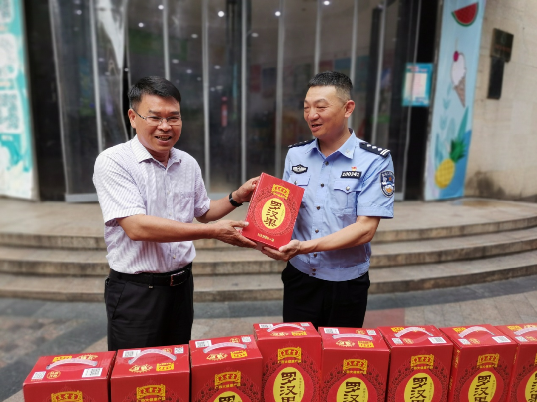 兴宁区深入一线送清凉丝丝关怀暖人心