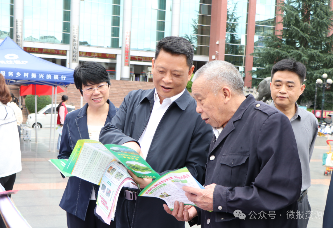 资源县委书记黄钦(右二),县委副书记,县长王凤玲(右三),县委常委