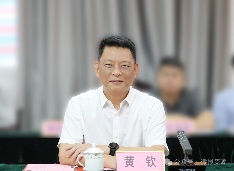 资源县领导黄钦,王凤玲,陈育勤,容小敏,陶日桂,石克生,吴龙源出席签约