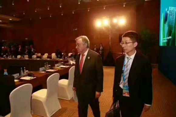 10年前, 那个高呼“多拿一分干掉千人”的学生, 10年后, 站在了中华人民共和国外交部-微信头条网 10年前, 那个高呼“多拿一分干掉千人”的学生, 10年后, 站在了中华人民共和国外交部
