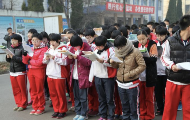 10年前, 那个高呼“多拿一分干掉千人”的学生, 10年后, 站在了中华人民共和国外交部-微信头条网 10年前, 那个高呼“多拿一分干掉千人”的学生, 10年后, 站在了中华人民共和国外交部