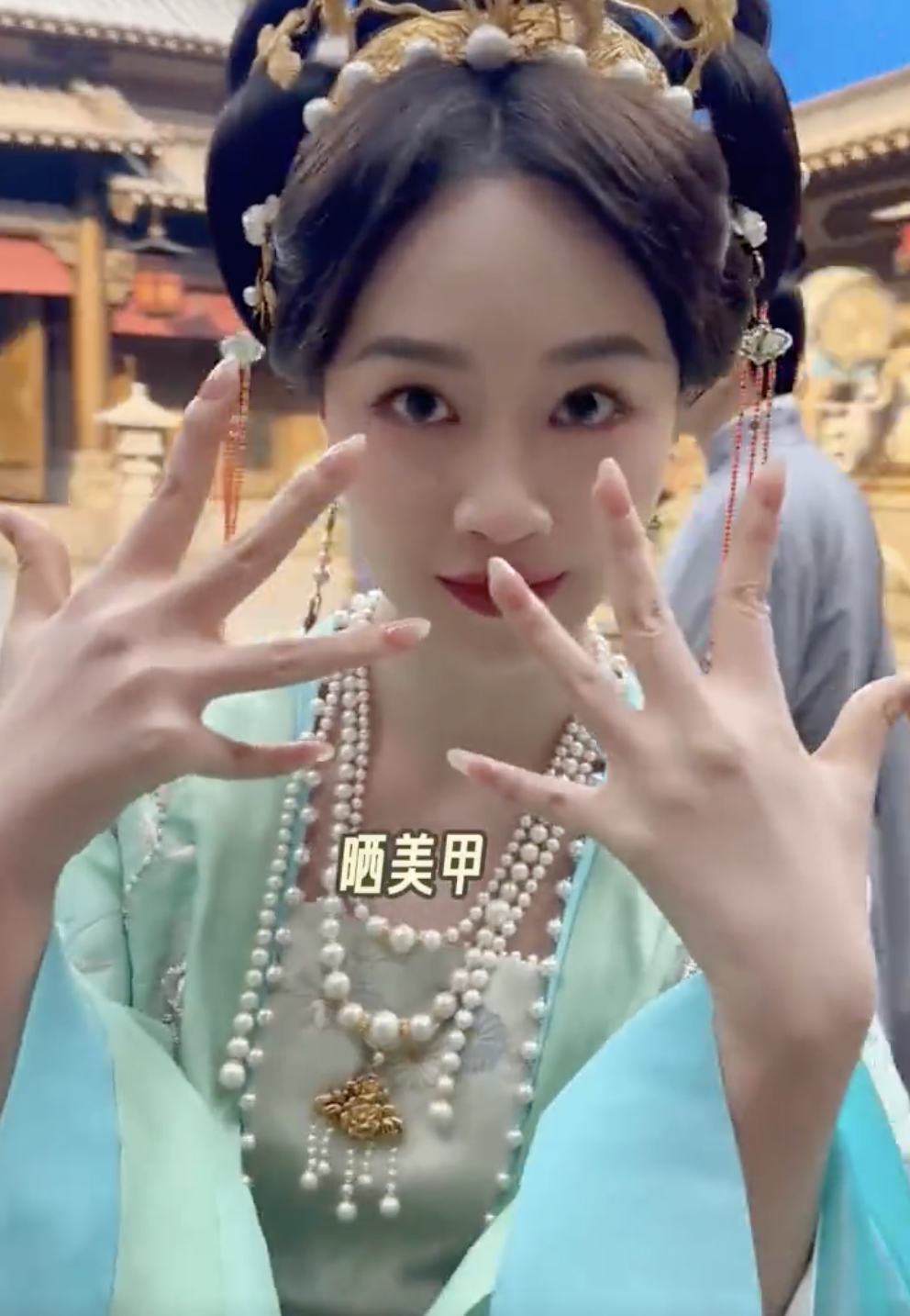 网友偶遇33岁蓝盈莹民族服饰穿得有模有样还吃泥鳅火锅