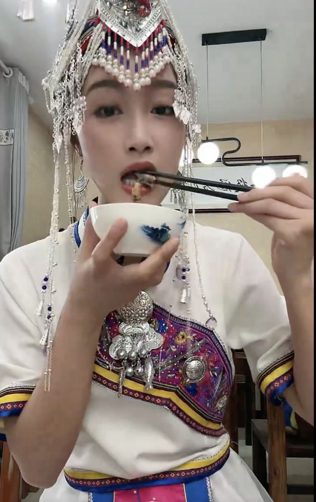 网友偶遇33岁蓝盈莹民族服饰穿得有模有样还吃泥鳅火锅