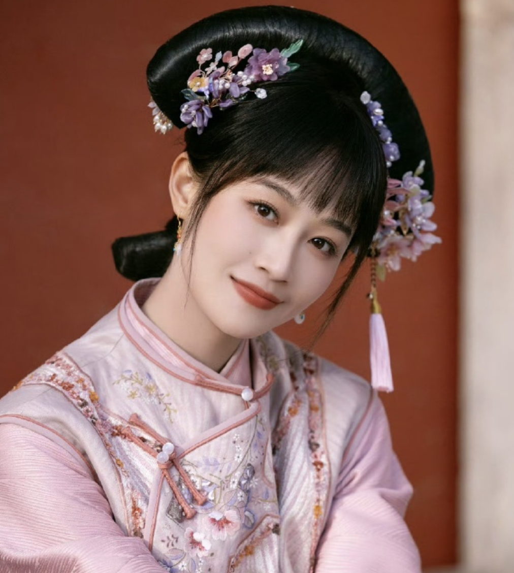 网友偶遇33岁蓝盈莹民族服饰穿得有模有样还吃泥鳅火锅