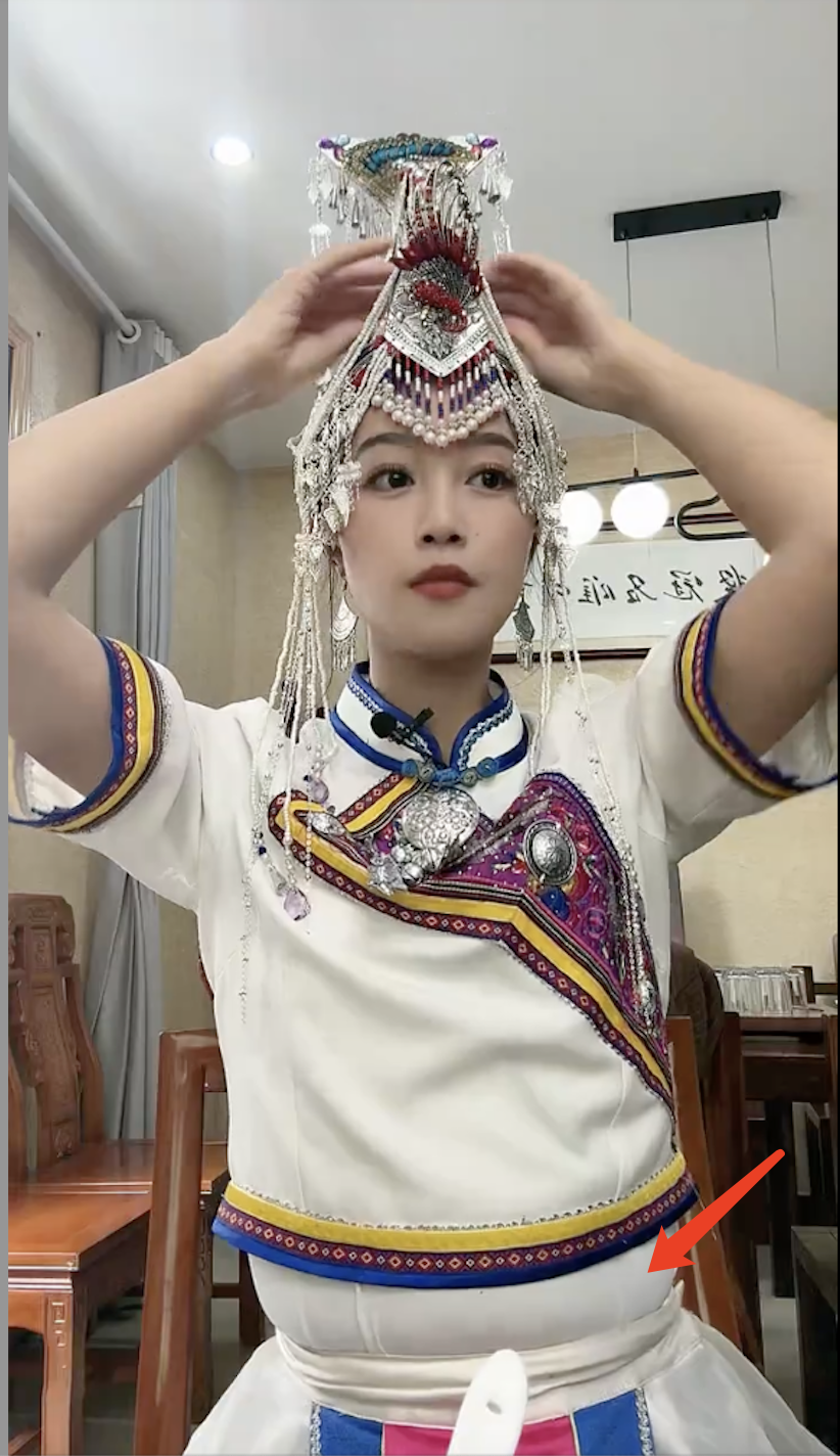 网友偶遇33岁蓝盈莹民族服饰穿得有模有样还吃泥鳅火锅