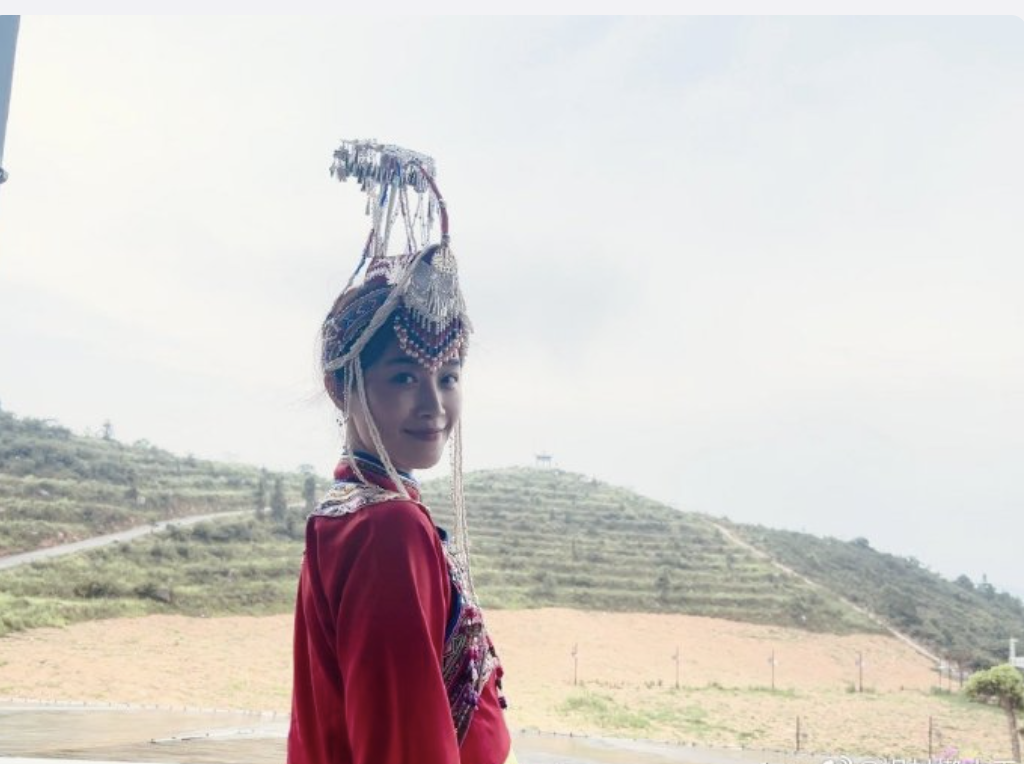 网友偶遇33岁蓝盈莹民族服饰穿得有模有样还吃泥鳅火锅