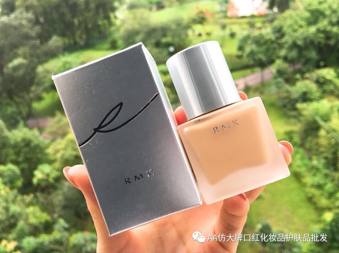 推荐 Rmk丝薄粉底液就是以轻薄持久不脱妆出名的 遮瑕效果很好 上色自然不易脱妆 好推开不搓泥 质地水润服帖而且很轻薄 仿大牌口红化妆品 护肤品批发