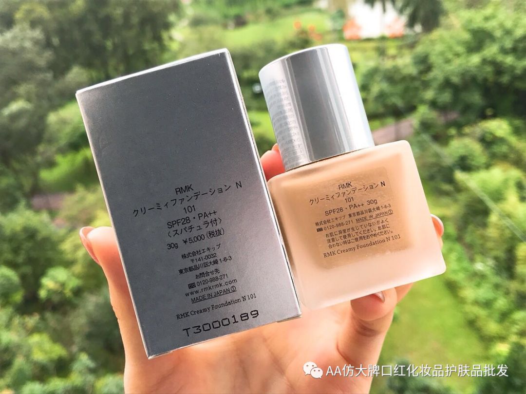 推荐 Rmk丝薄粉底液就是以轻薄持久不脱妆出名的 遮瑕效果很好 上色自然不易脱妆 好推开不搓泥 质地水润服帖而且很轻薄 仿大牌口红化妆品 护肤品批发