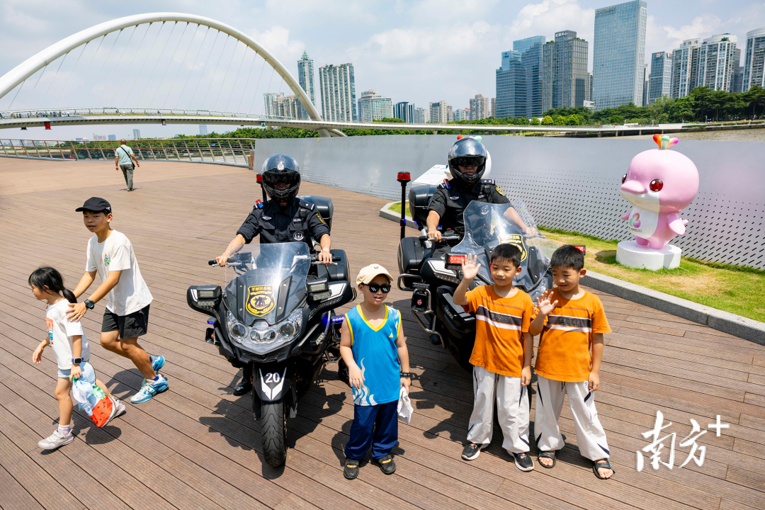 小朋友与巡逻执勤的特警合影。南方+记者 梁钜聪 摄