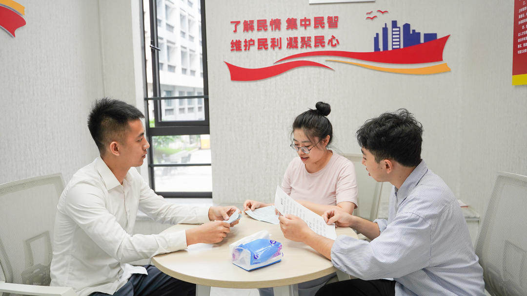 广州市黄埔区社会治安综合治理中心内，工作人员接待群众。