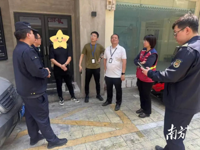 白沙街道组织有关部门到现场处置油烟扰民问题。 受访者 供图