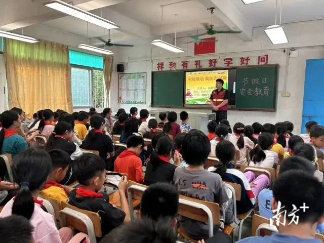 睦洲镇“平安睦洲”宣传队向师生科普防范诈骗、防溺水、防范毒品危害等知识。