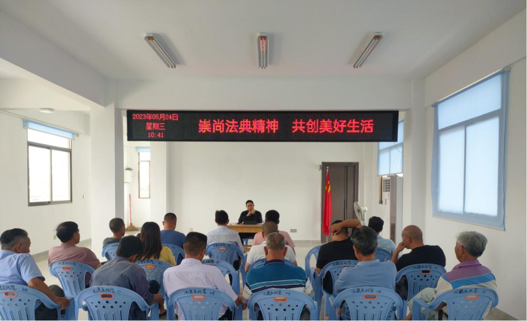 池渡村法律顾问为村民上法治课。