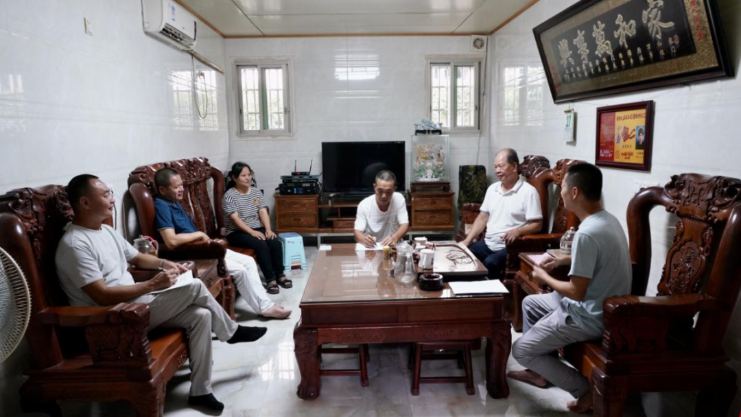 池渡村调解员入户为群众调解矛盾纠纷。