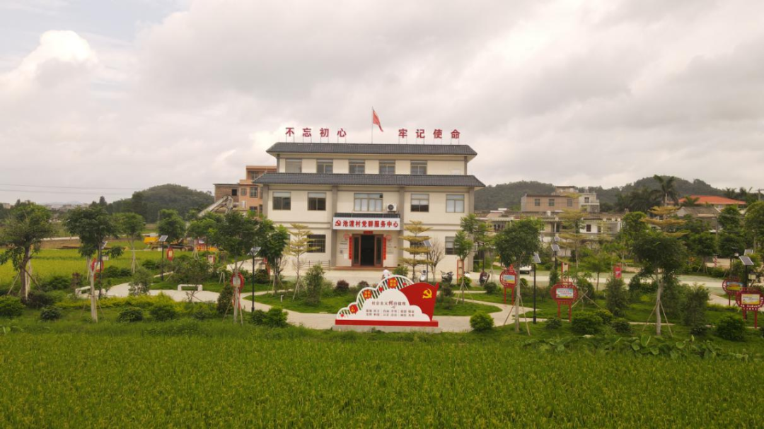 池渡村党群服务中心和党建公园新貌。