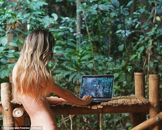 澳洲网红美女为了结束“奴隶生活”，毅然跑到丛林，每天裸体过着这样原始的生活... - 1