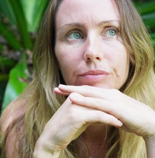 澳洲网红美女为了结束“奴隶生活”，毅然跑到丛林，每天裸体过着这样原始的生活... - 20