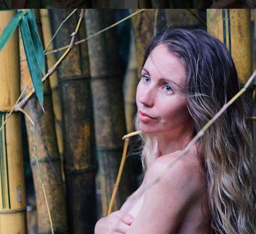 澳洲网红美女为了结束“奴隶生活”，毅然跑到丛林，每天裸体过着这样原始的生活... - 13