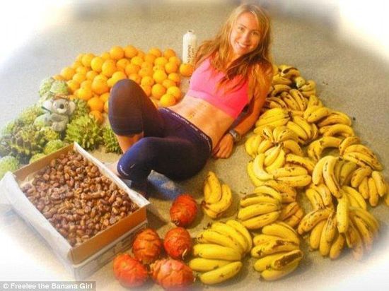 澳洲网红美女为了结束“奴隶生活”，毅然跑到丛林，每天裸体过着这样原始的生活... - 25