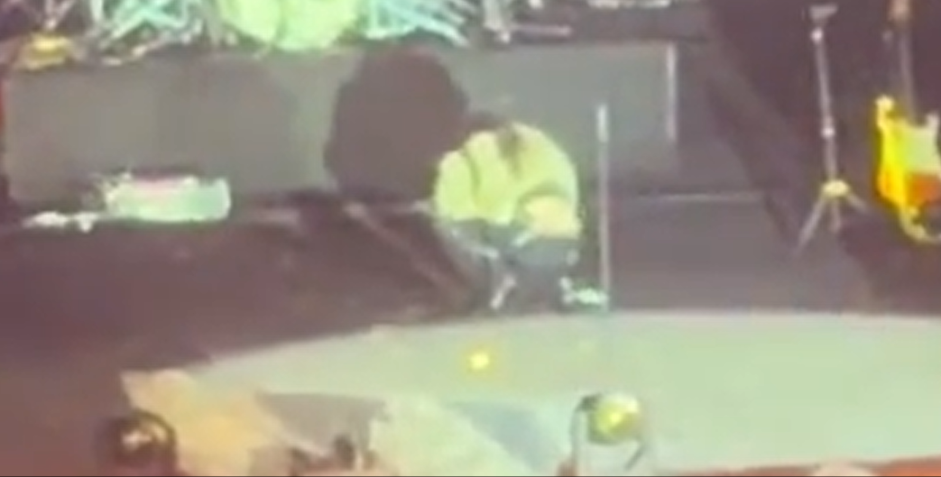 救护车上的担架怎么用知名歌手演出时突然晕倒，失去意识！现场观众：被工作人员用担架抬离，由救护车送往医院_https://www.jmylbn.com_新闻资讯_第3张