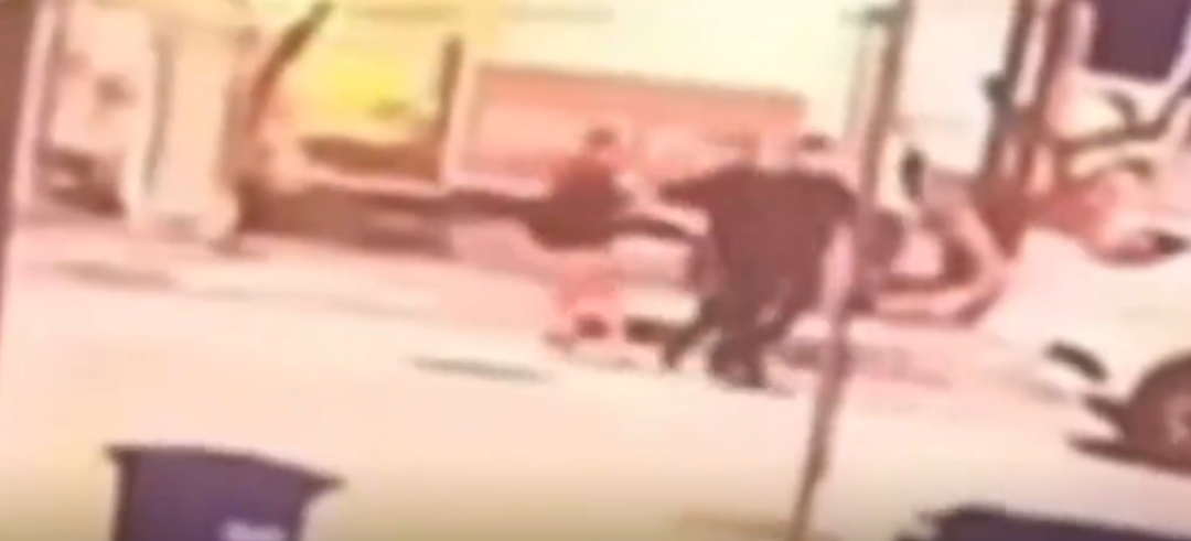 “令人发指”！华人男子在泰国芭堤雅被当街绑架，4名嫌疑人假扮警察，持枪将其拖上车（视频/组图） - 2