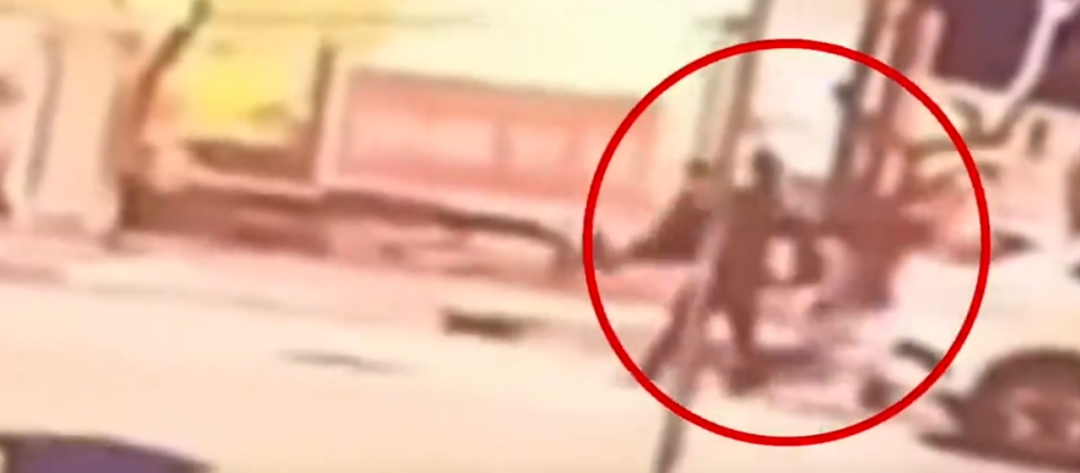 “令人发指”！华人男子在泰国芭堤雅被当街绑架，4名嫌疑人假扮警察，持枪将其拖上车（视频/组图） - 1