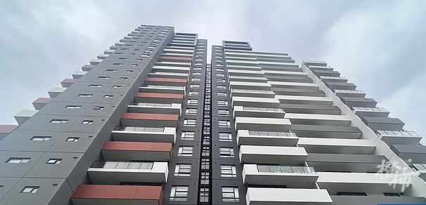 一男一女中国留学生死于公寓楼，女子身上有刀伤，男子跳楼自尽