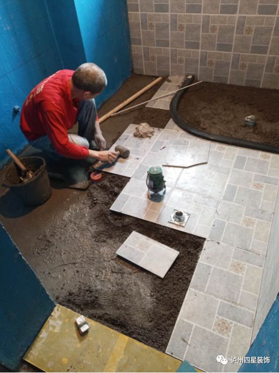 泥工师傅贴砖中