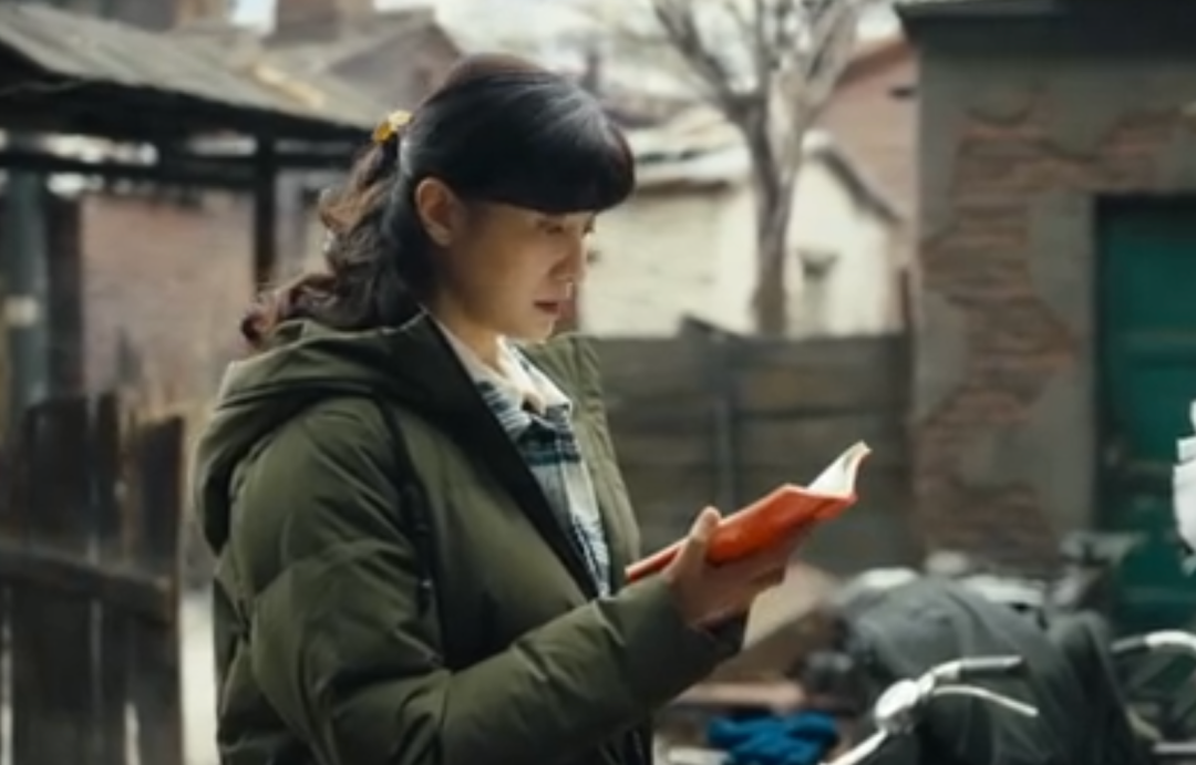 《人世间》剧照于是,每个人都沉默了一瞬.