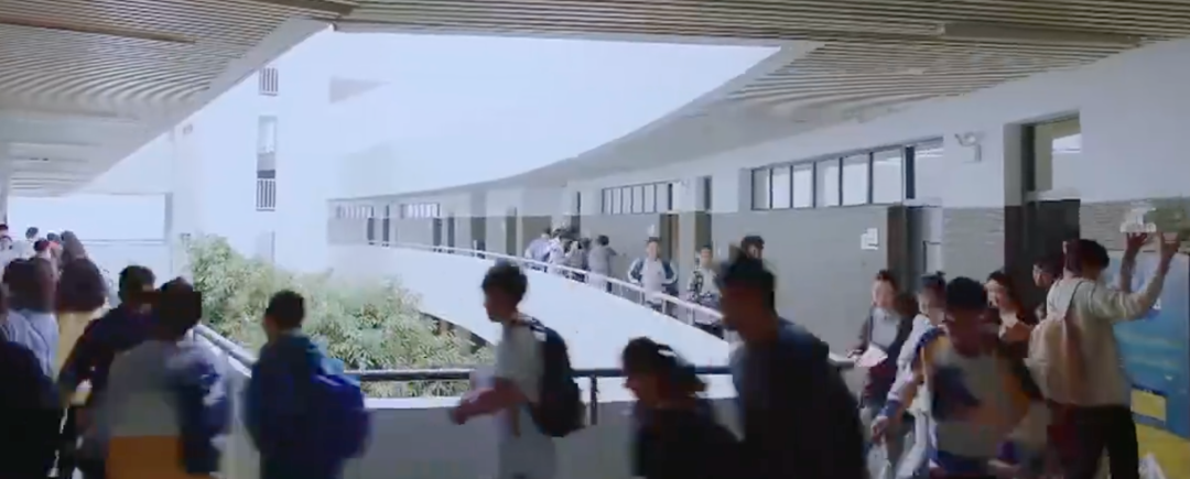 中学生踩踏致死背后：课间拥挤的厕所与超大班级