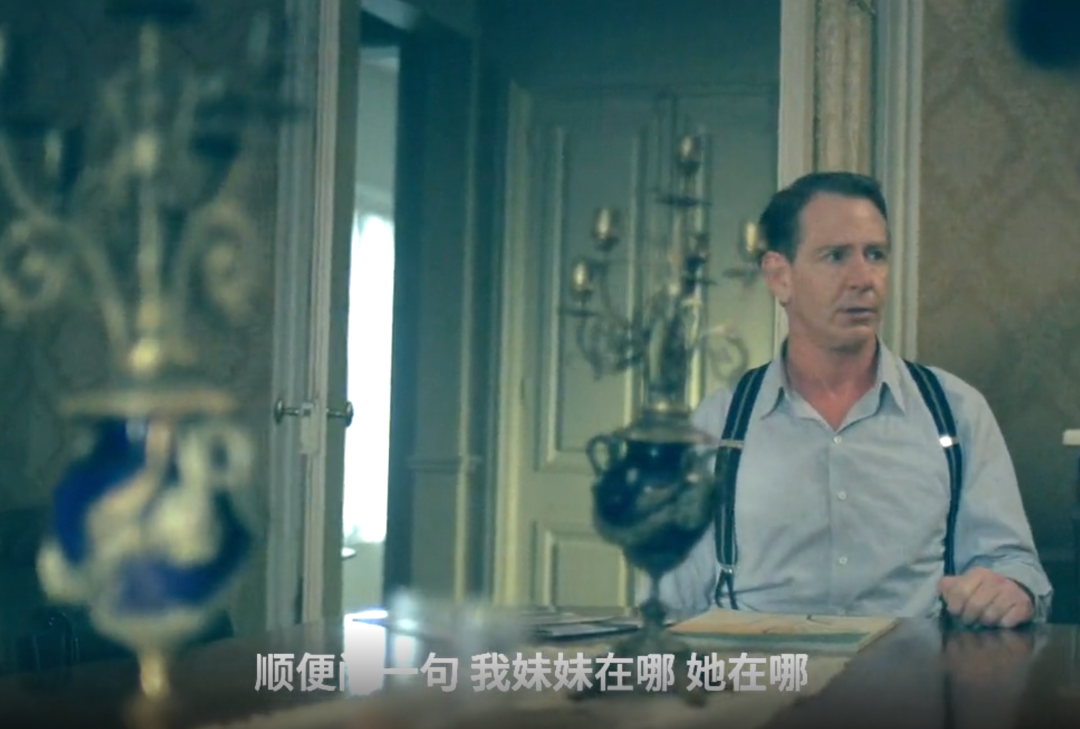 《新风貌》剧照迪奥出生于诺曼底的资产阶级家庭,家中众多的仆从教会
