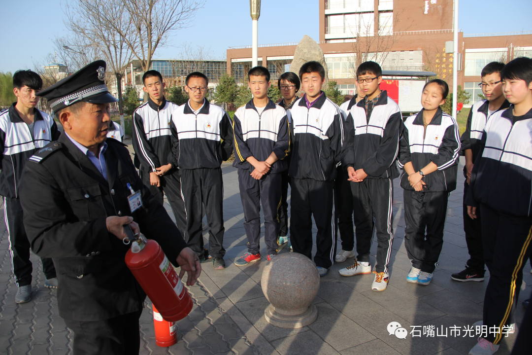 培养学生消防员走好校园安全路石嘴山市光明中学举办学生消防安全专题