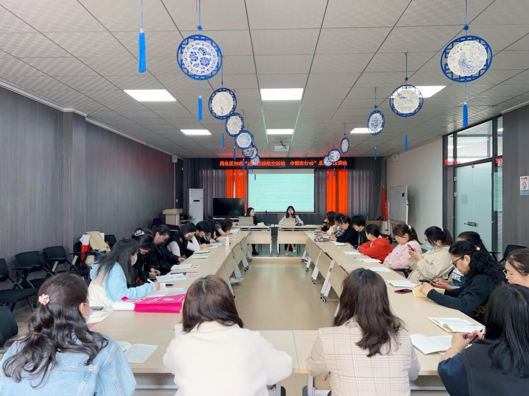 我所马文婷律师应邀走进阎良区凤凰街社区开展普法专题讲座