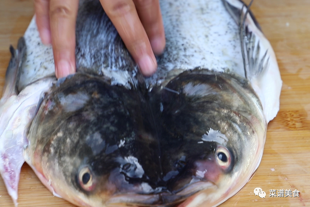 剁椒鱼头的正宗做法，直接上锅蒸不对！多做3步才好吃