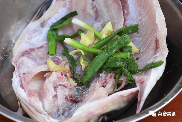 剁椒鱼头的正宗做法，直接上锅蒸不对！多做3步才好吃