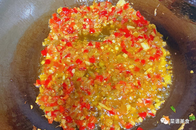 剁椒鱼头的正宗做法，直接上锅蒸不对！多做3步才好吃