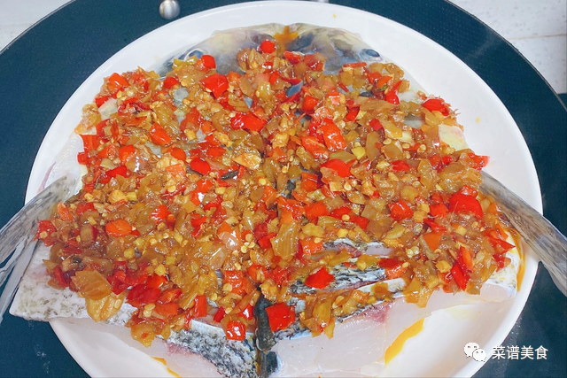 剁椒鱼头的正宗做法，直接上锅蒸不对！多做3步才好吃