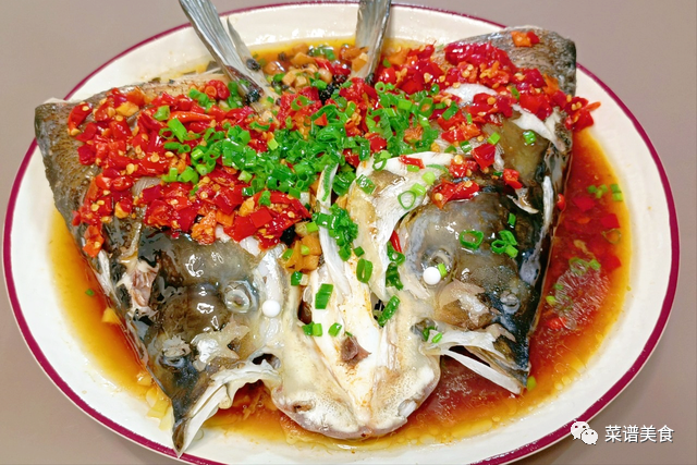 剁椒鱼头的正宗做法，直接上锅蒸不对！多做3步才好吃