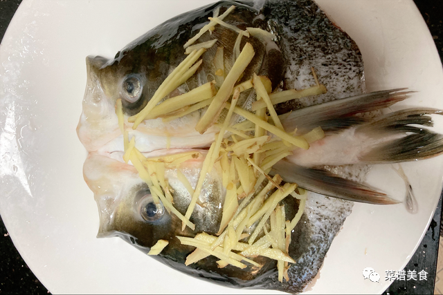 剁椒鱼头的正宗做法，直接上锅蒸不对！多做3步才好吃