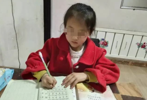7岁“微笑女孩”凭高颜值爆红，父母拒绝百万签约：真相没那么简单…
