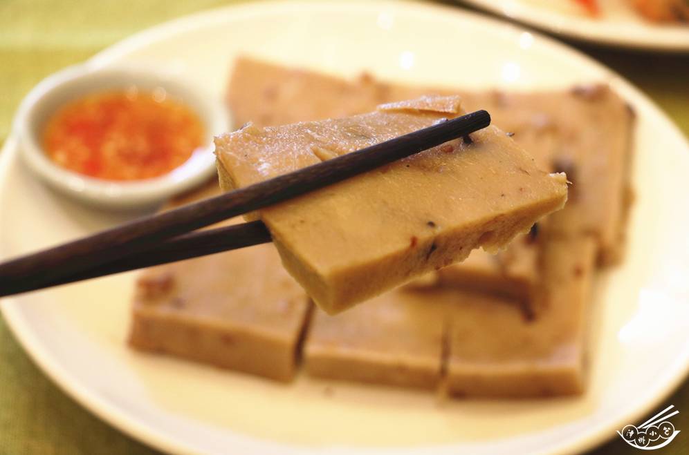 米粿软嫩,富有弹性,有咸香味,口口美味直击人心,当然咸粿与蒜蓉酱的