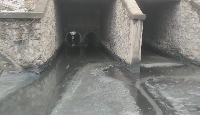 图2  天瑞焦化厂区东北角围墙外排污口.jpg