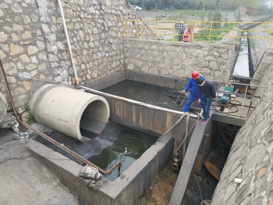 图6  厂区通过雨水池紧邻的小型储池向厂外排污源头.jpg